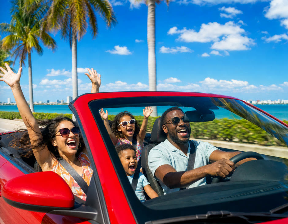 Família feliz passeando de conversível em Orlando
